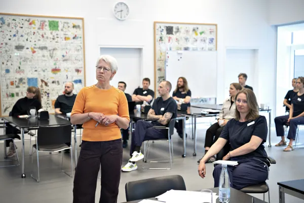 Her ses medarbejderne være i gang med et kursus.