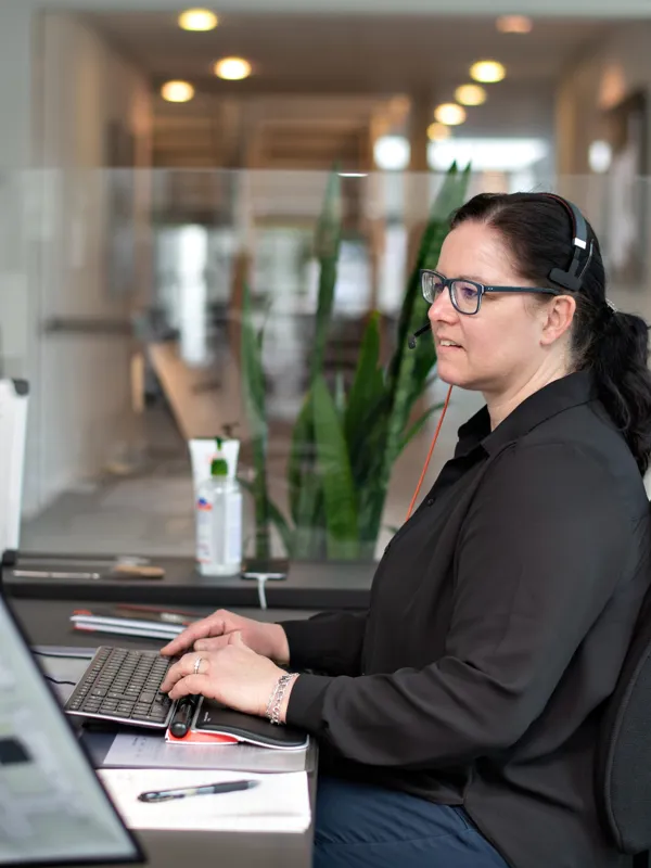 Tina Blum sidder klar i receptionen