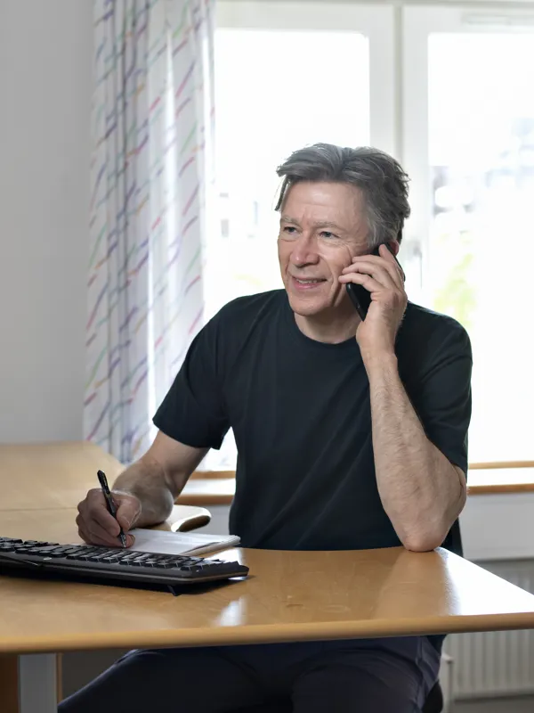 En medarbejder giver telefonisk rådgivning