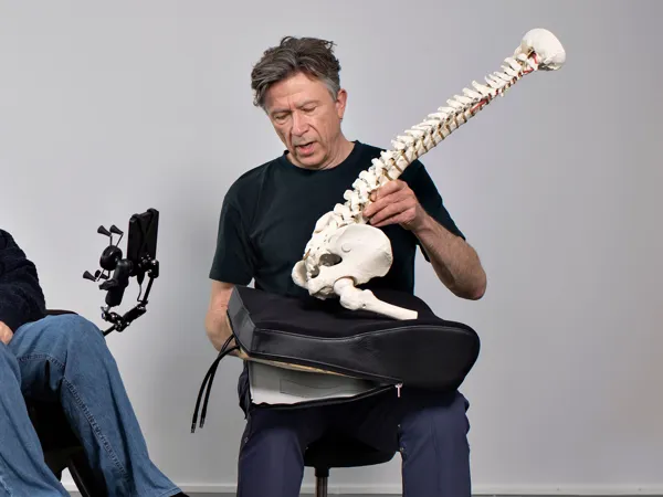 En borger får hjælp til at finde og tilpasse hjælpemidler.